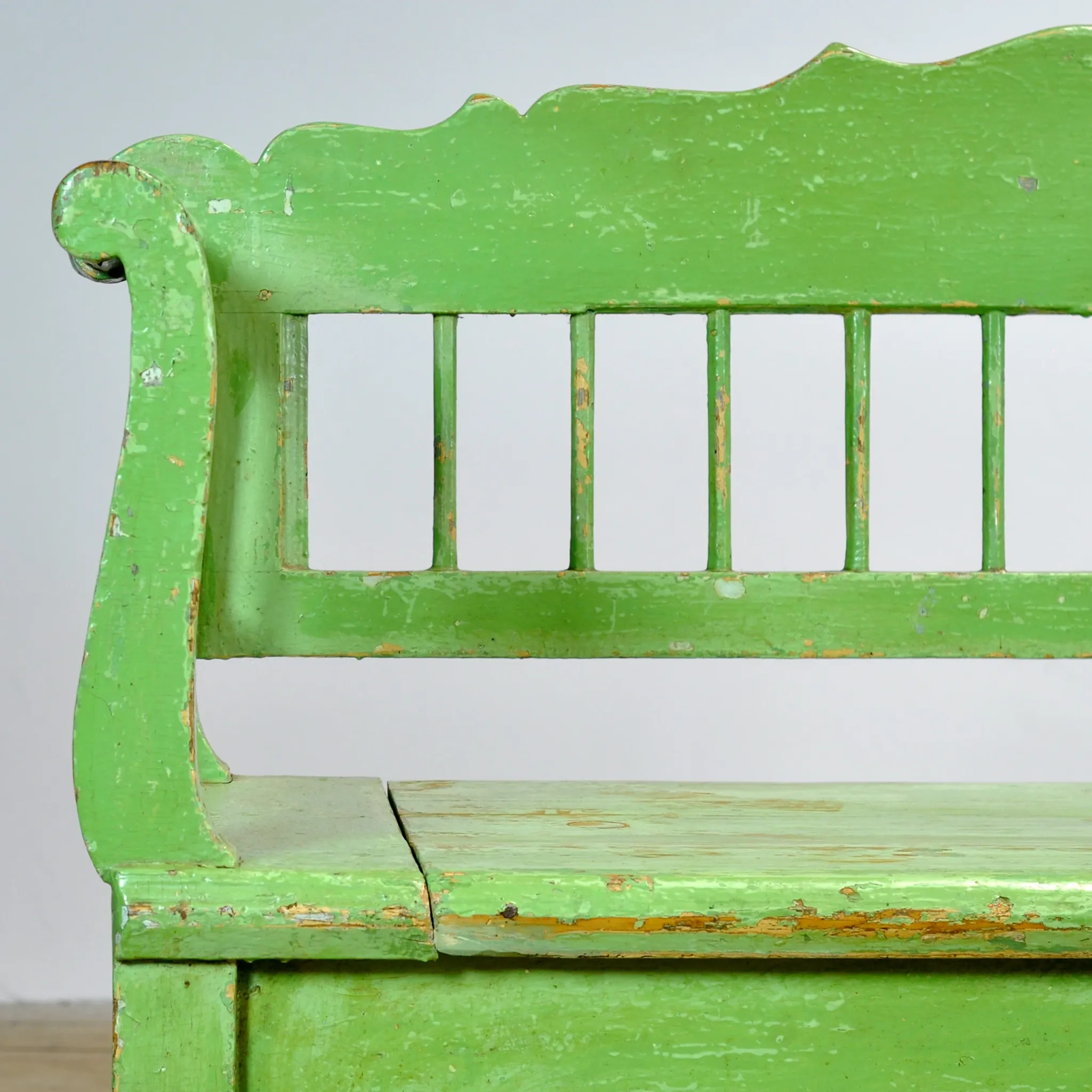 Banc en pin ancien avec rangement, années 1900