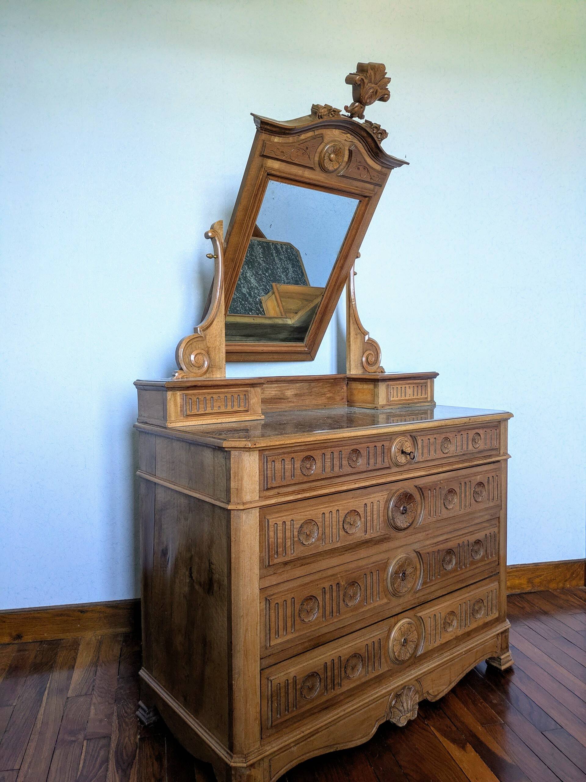 Dressing table in fine walnut from the 19th century.