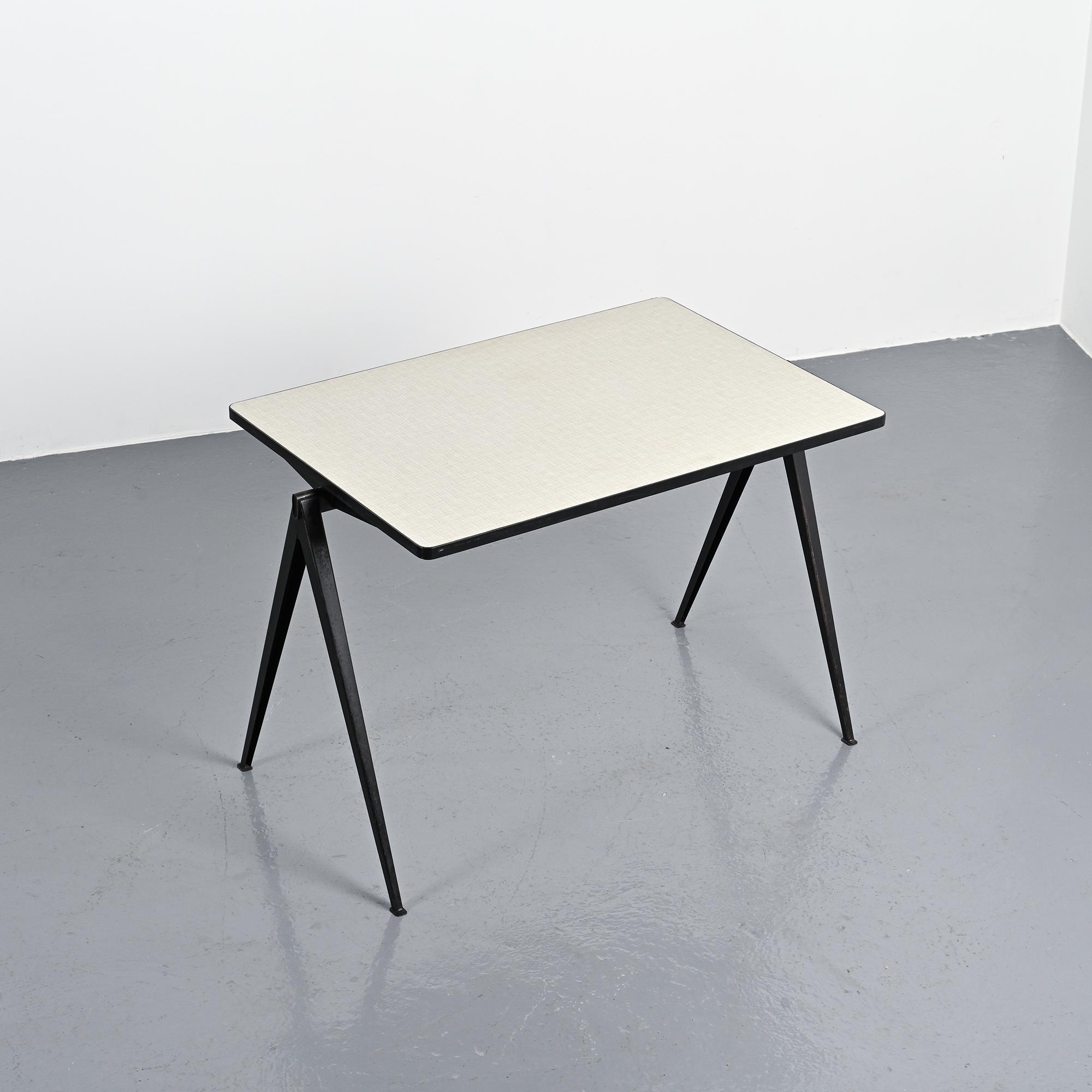 Bureau Pyramide par Wim Rietveld, circa 1960