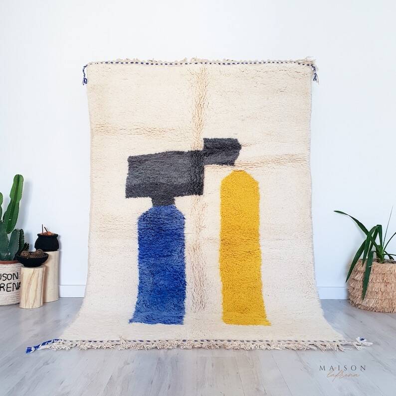 Traditional Berber rug in natural wool, size 200 x 300 cm.