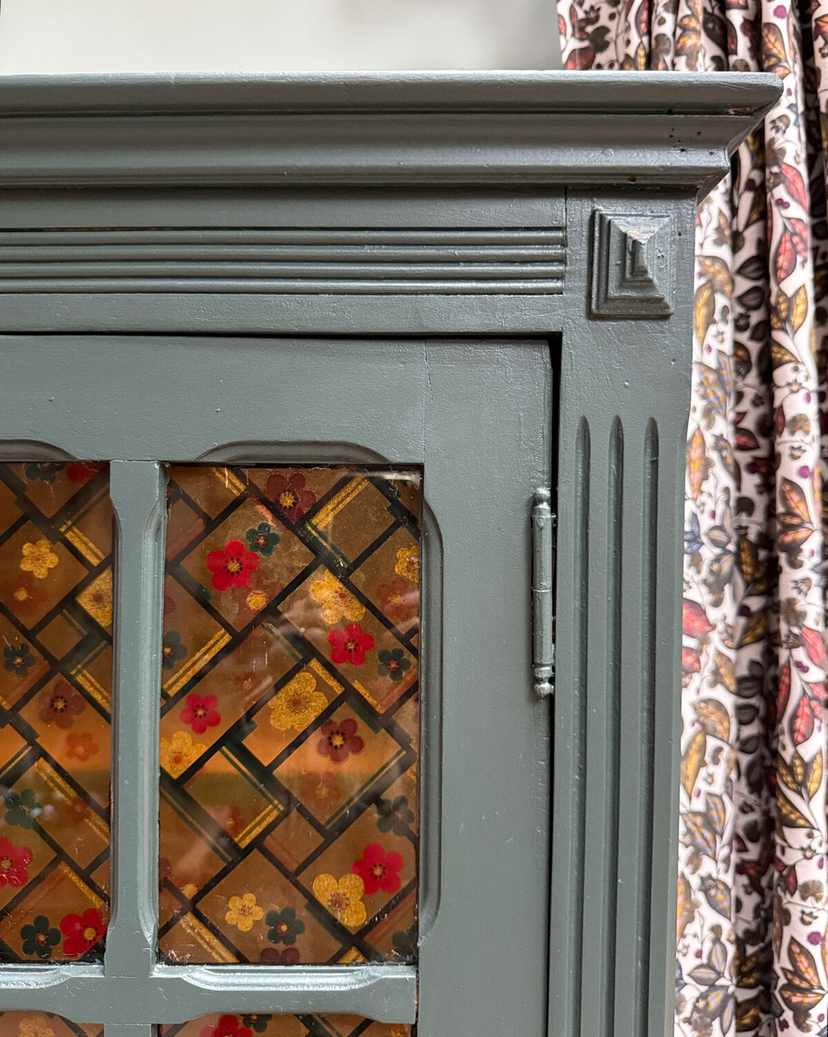 Dark green Parisian display cabinet (renovated)