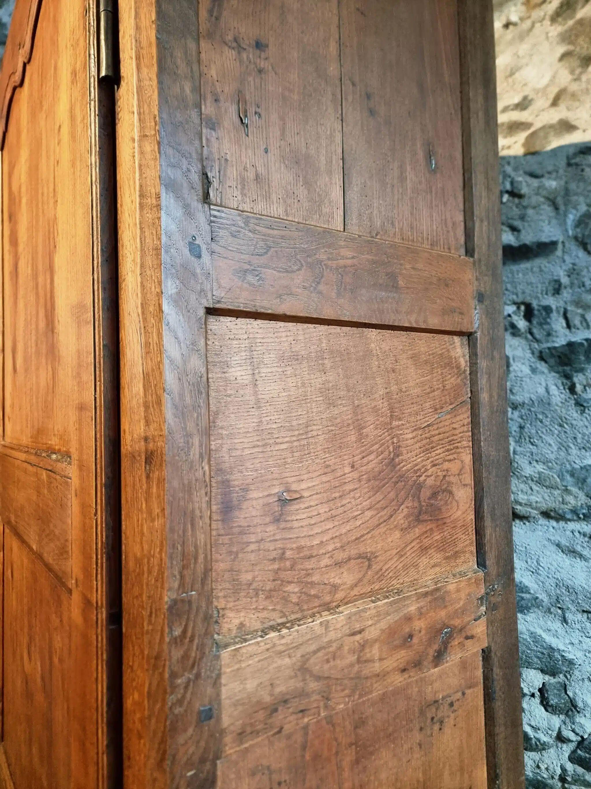 Armoire ancienne française en châtaignier – XVIIIe siècle