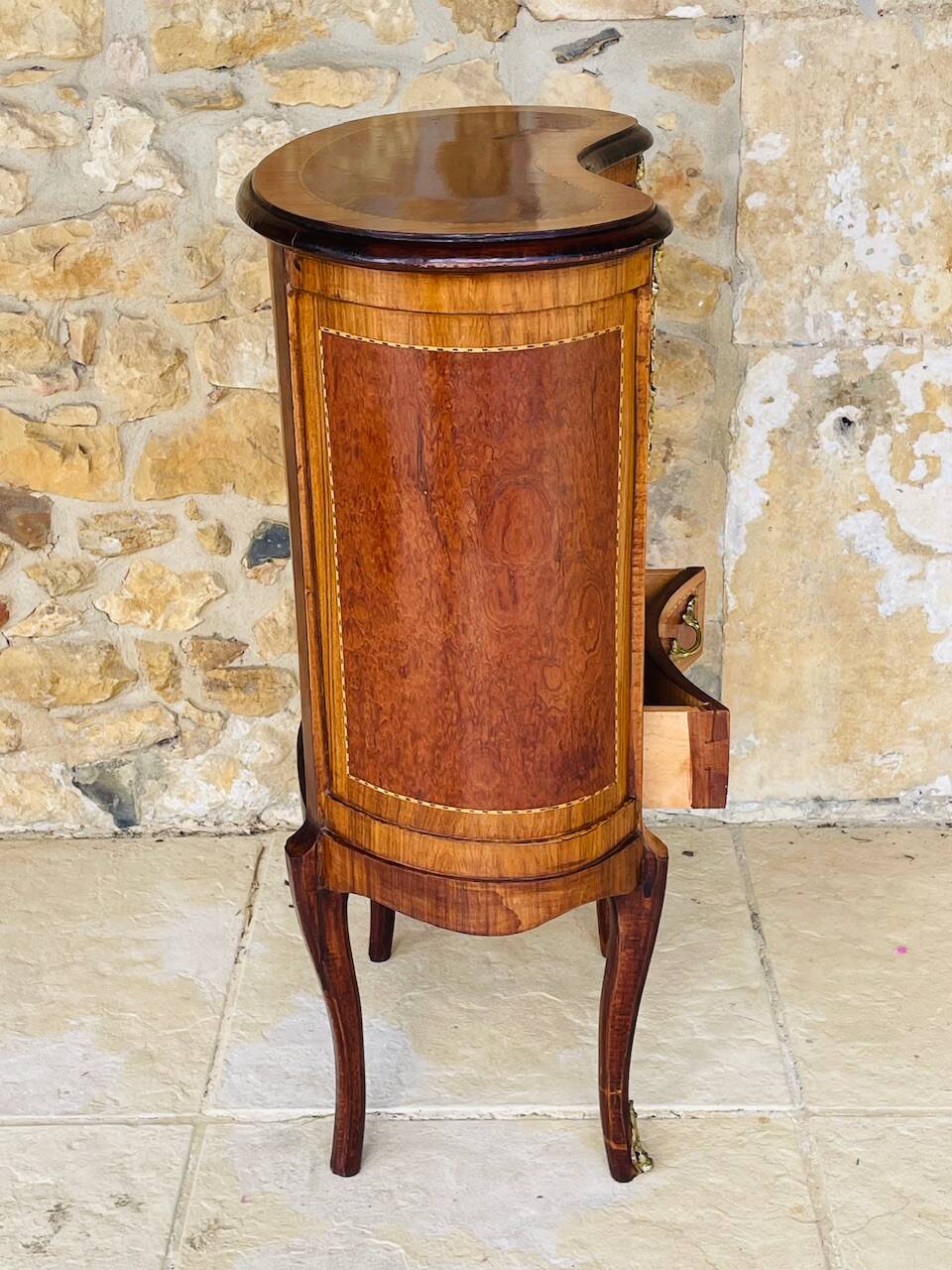Commode style Louis XV en loupe d'orme et noyer