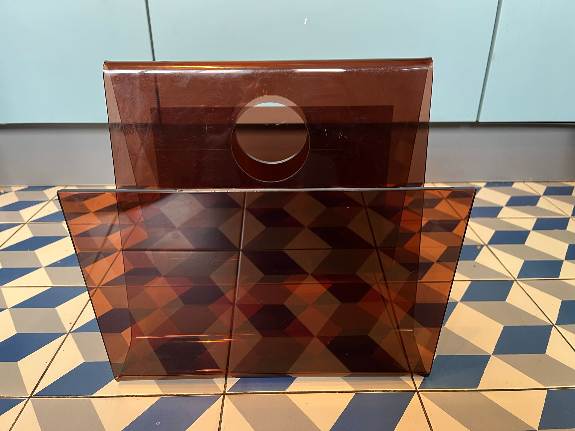 Magazine holder Michel Dumas smoked Plexiglas