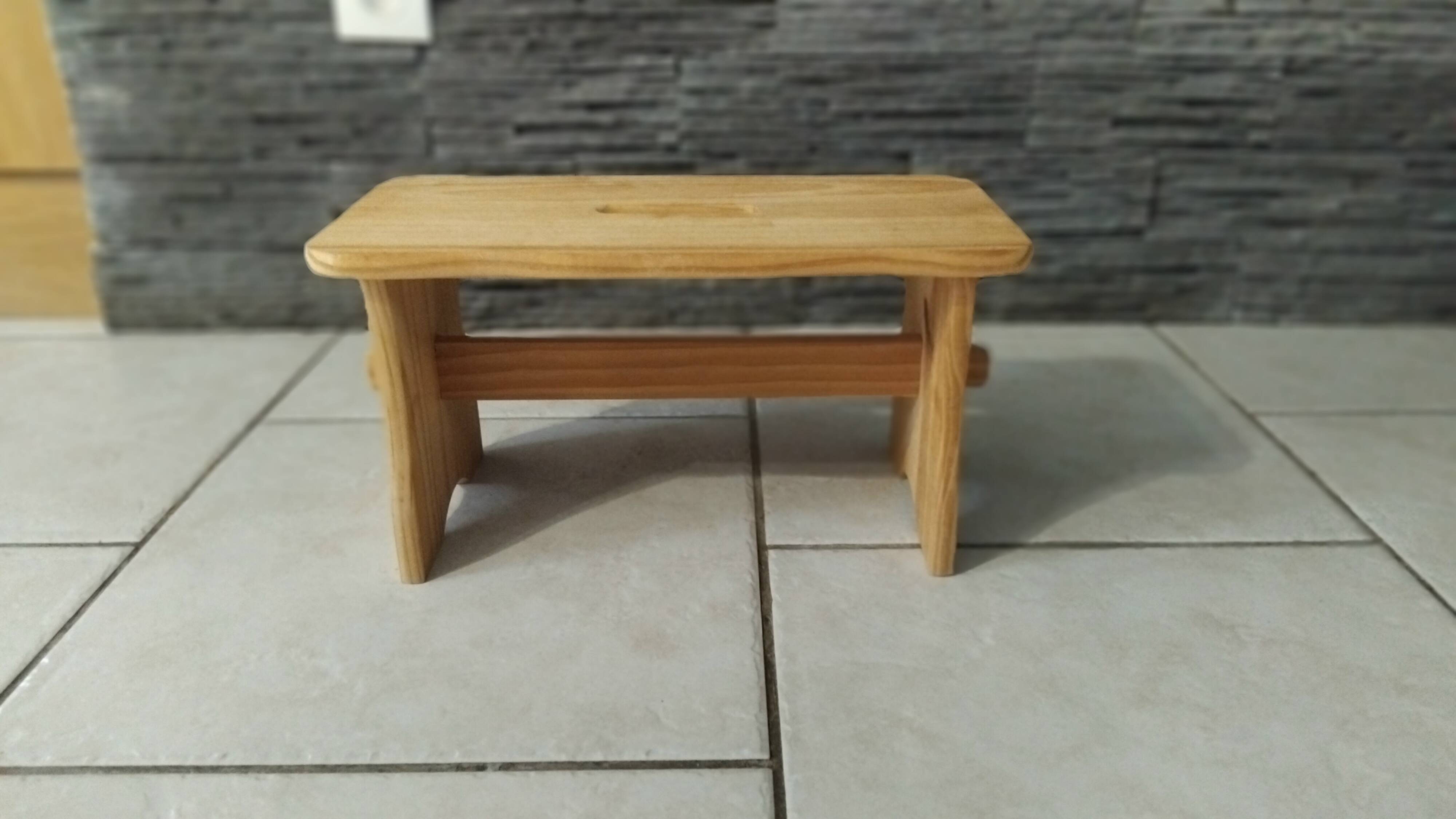 Petit tabouret en pin vintage