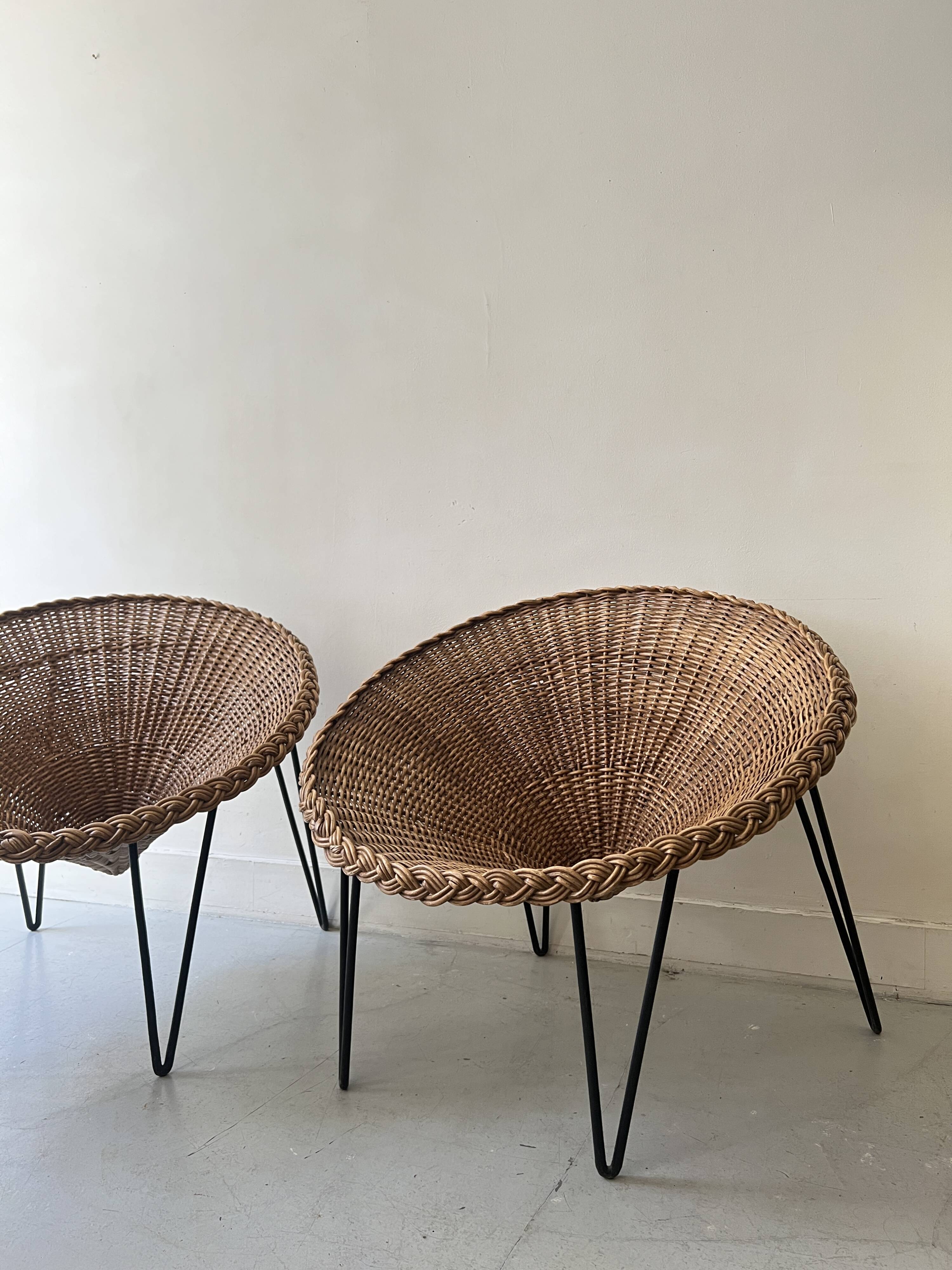 Italian sunflowers armchair in rattan and black metal, 1950s design.