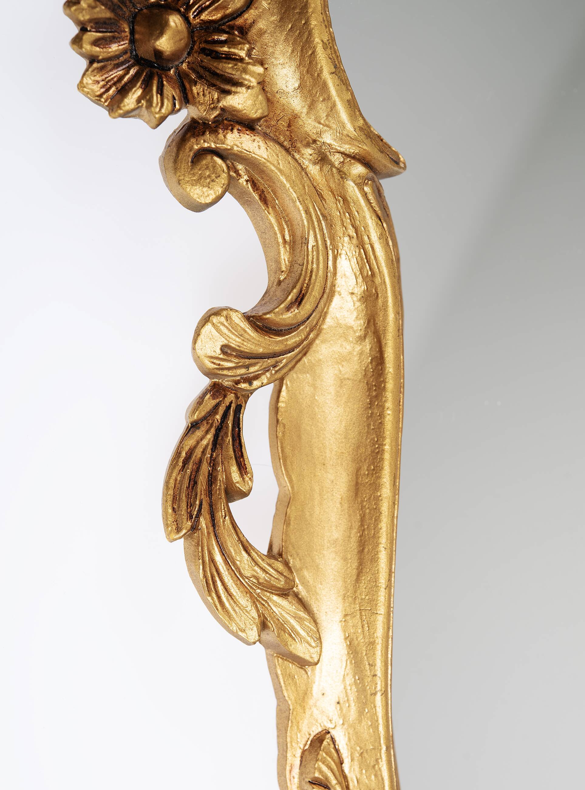 Baroque mirror in golden resin