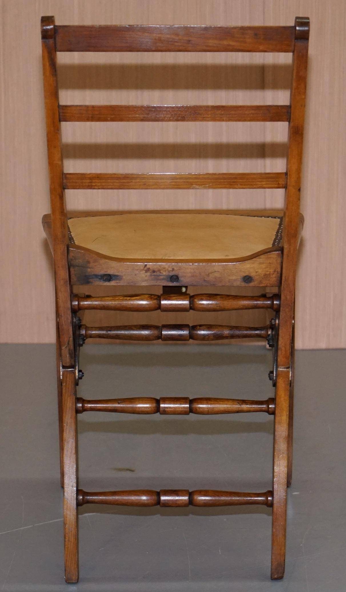 Chaise pliante militaire rare circa 1890 en fruitwood massif avec ferrure en laiton
