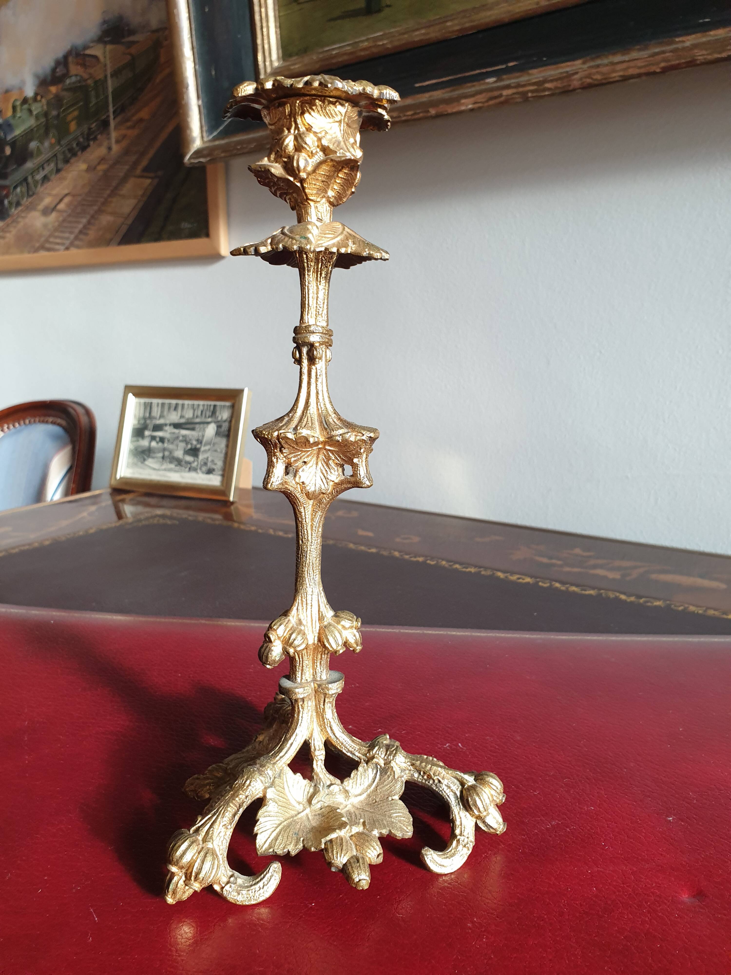 19th-century gilded bronze candlestick with leaf motifs, height 23.5 cm.