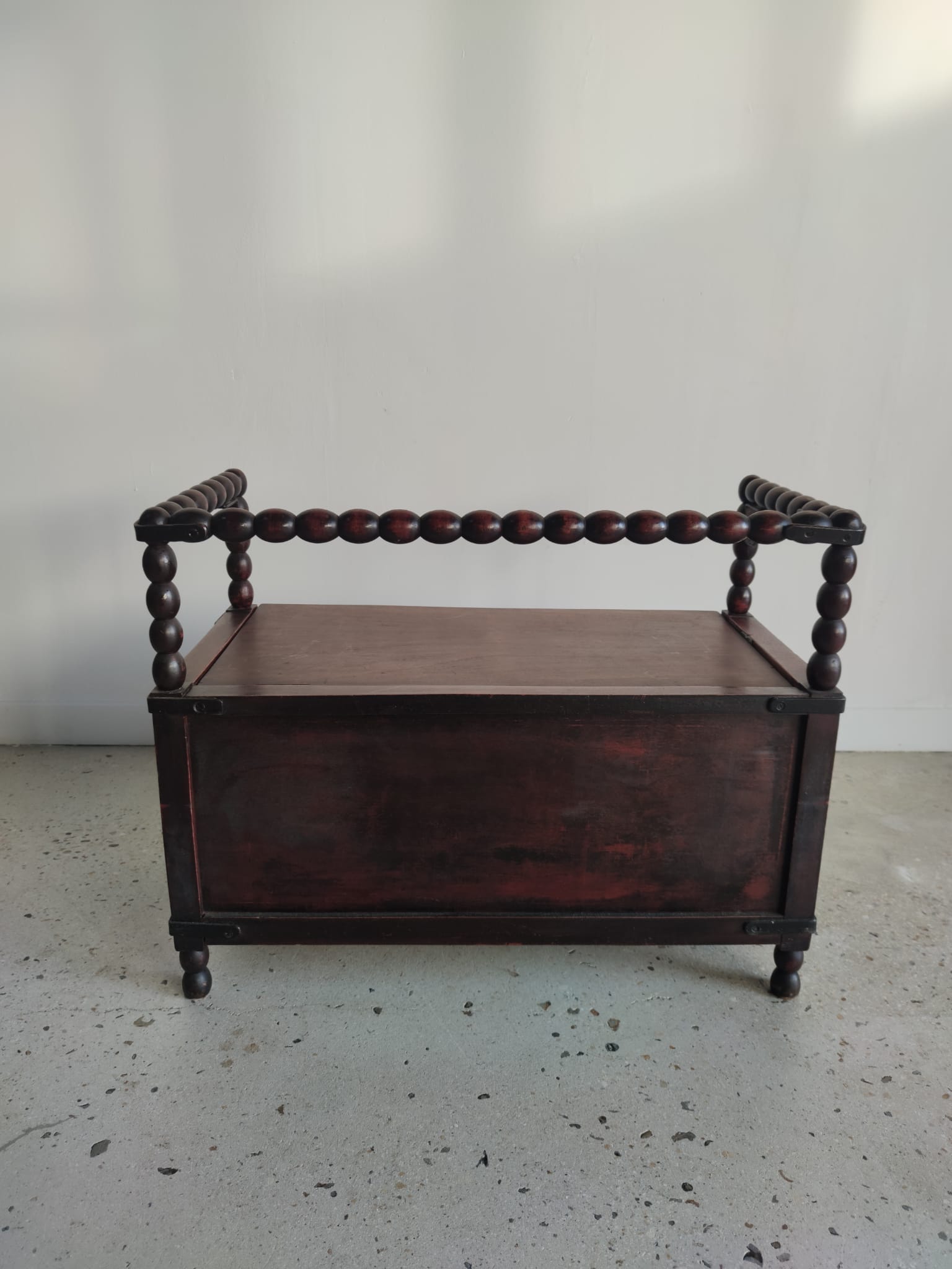 Natural wood chest forming a bench, ringed shoulders