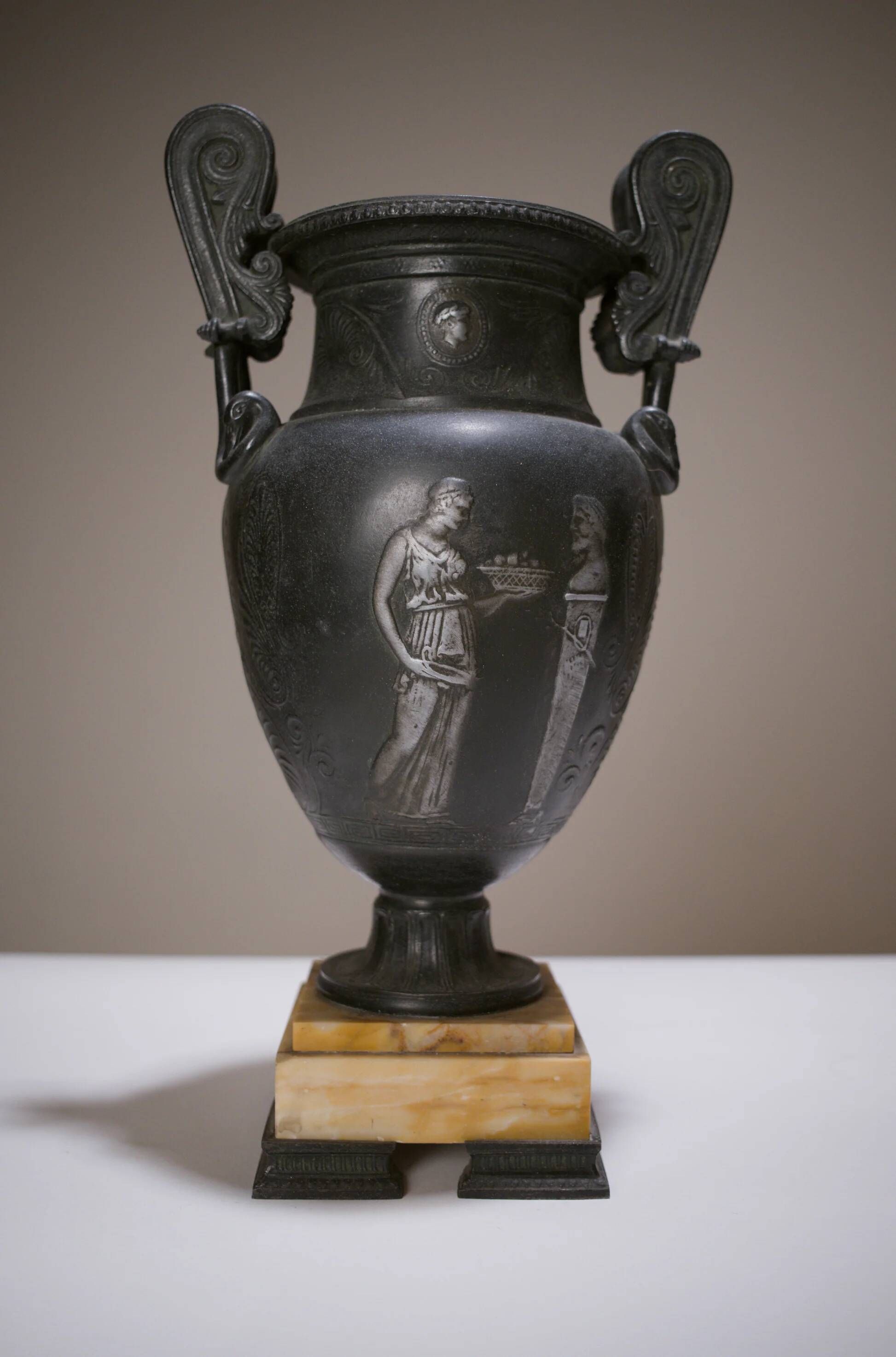 Paire de vases à l’antique, XIXe siècle