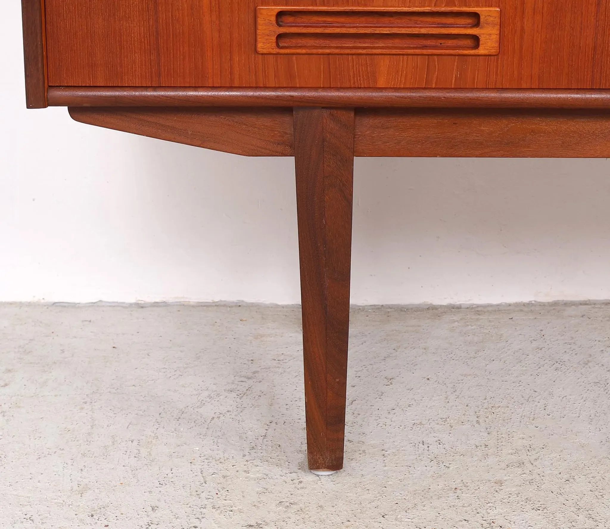Buffet en teck de design danois avec section bar, années 1960.