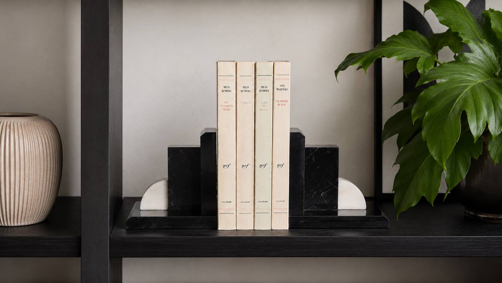 Geometric bookends in black marble and white stone – Art Deco style