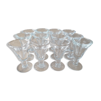 Lot de douze verres anciens à digestif