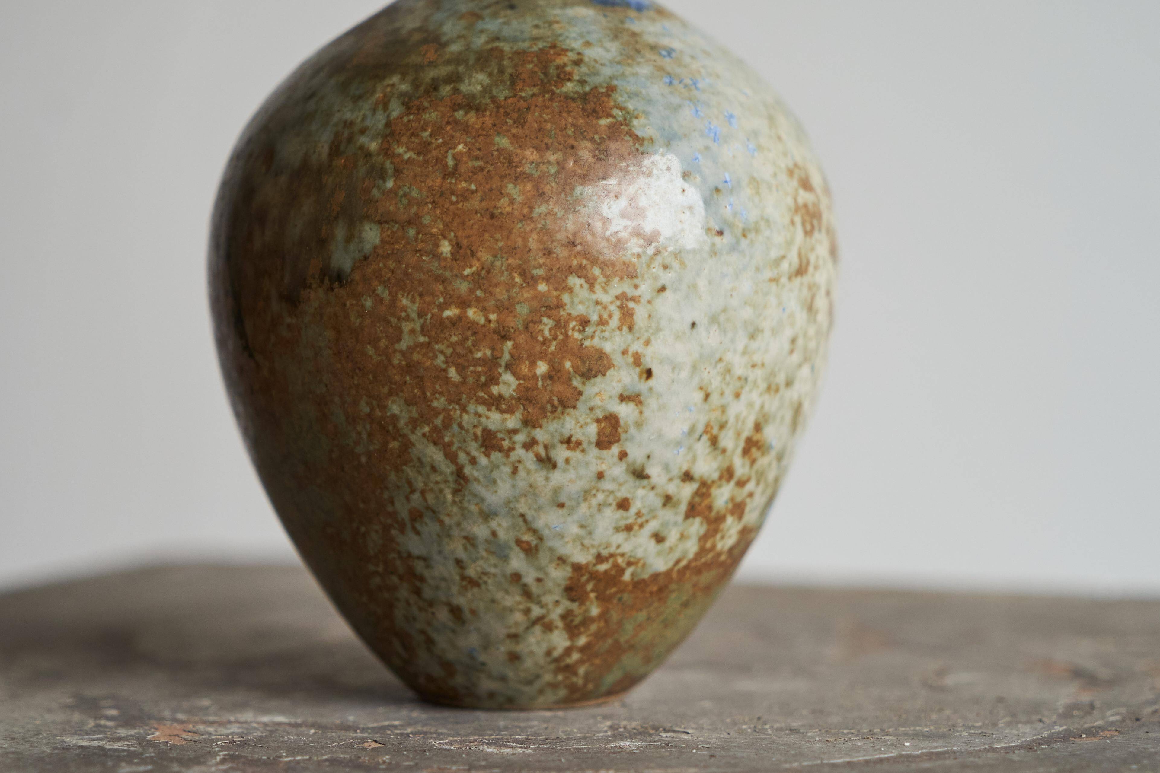 Sculptural vase in pottery from the mid-century 1960s.