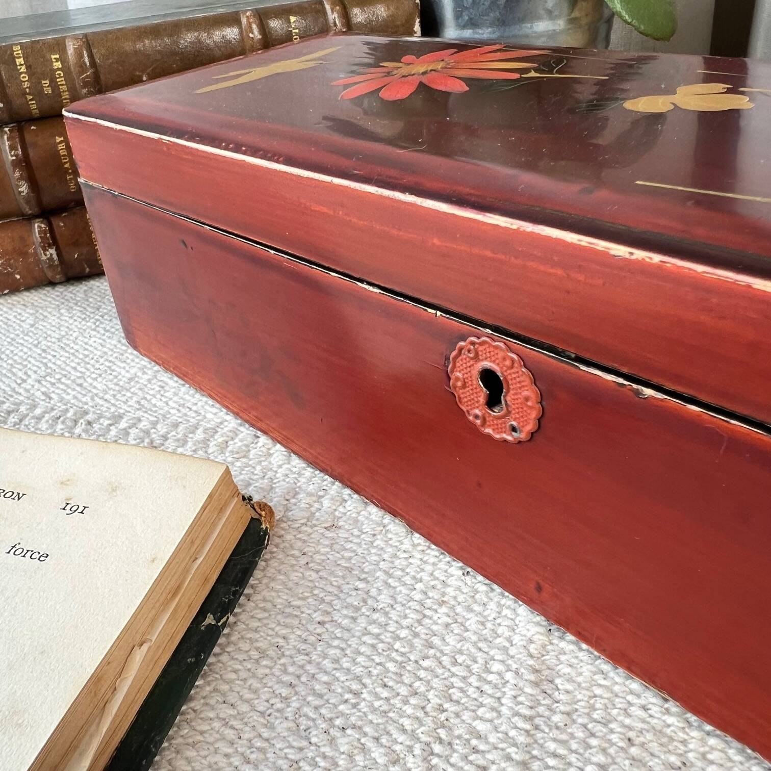 Glove box in lacquered wood
