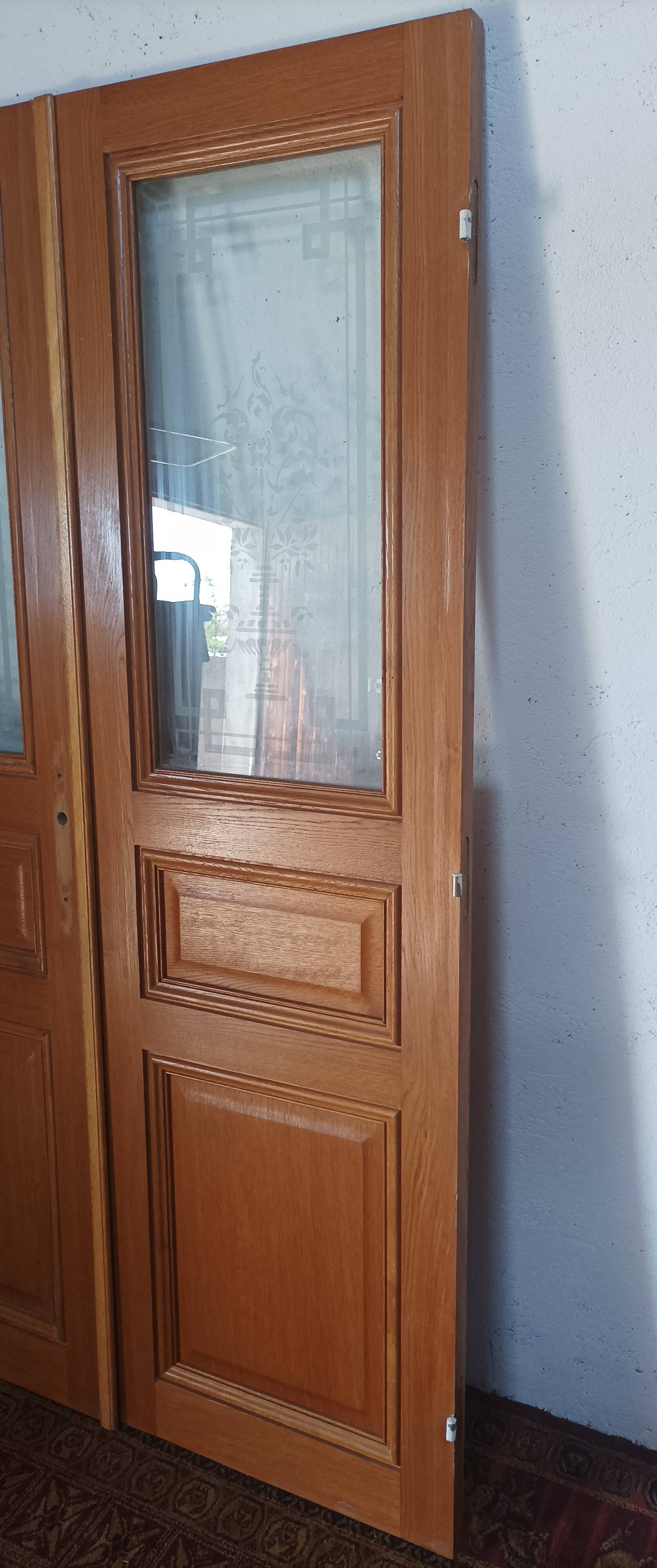 Double glass door in blond oak