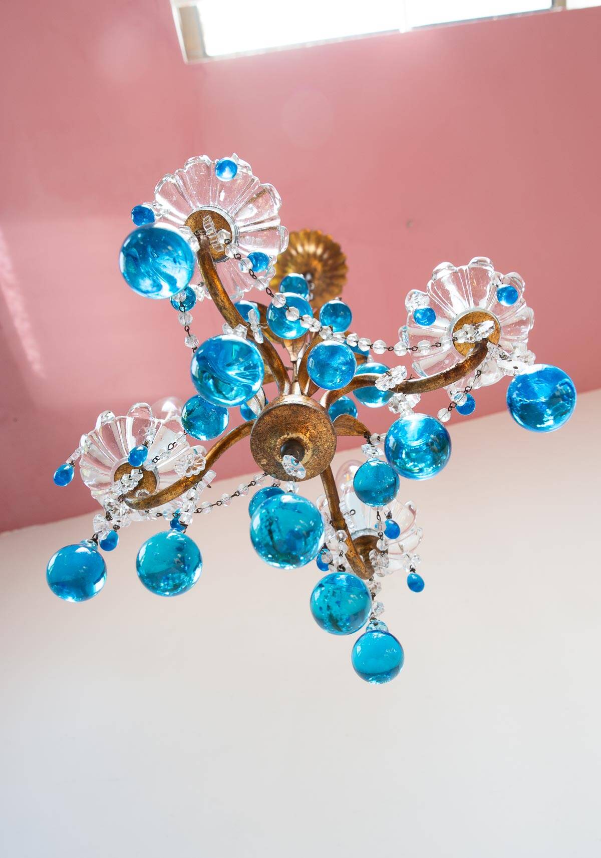 Lustre italien en metal doré avec des gouttes cristal Murano bleu turquoise