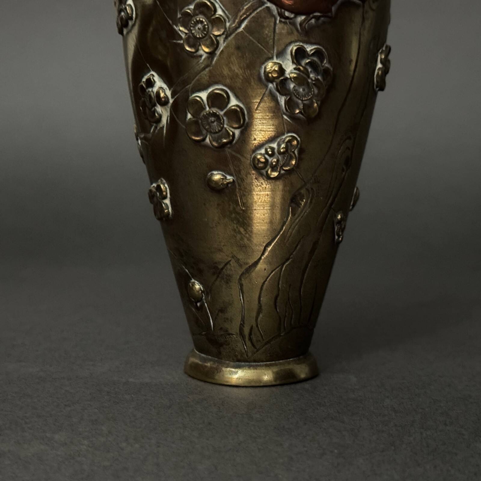 Pair of Japanese vases in chiselled bronze with inlaid bird decoration.