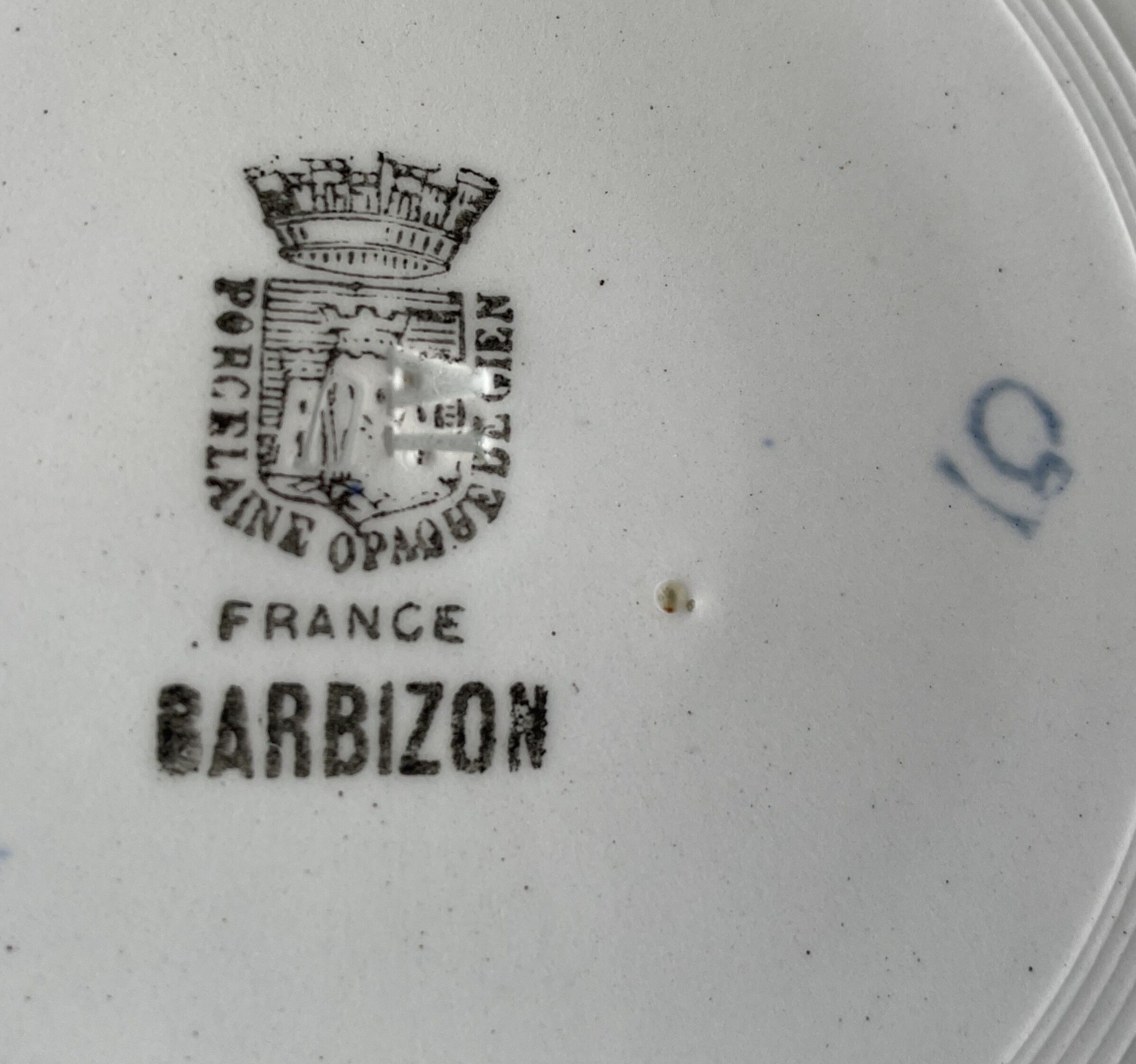 8 antique flat plates in Gien earthenware