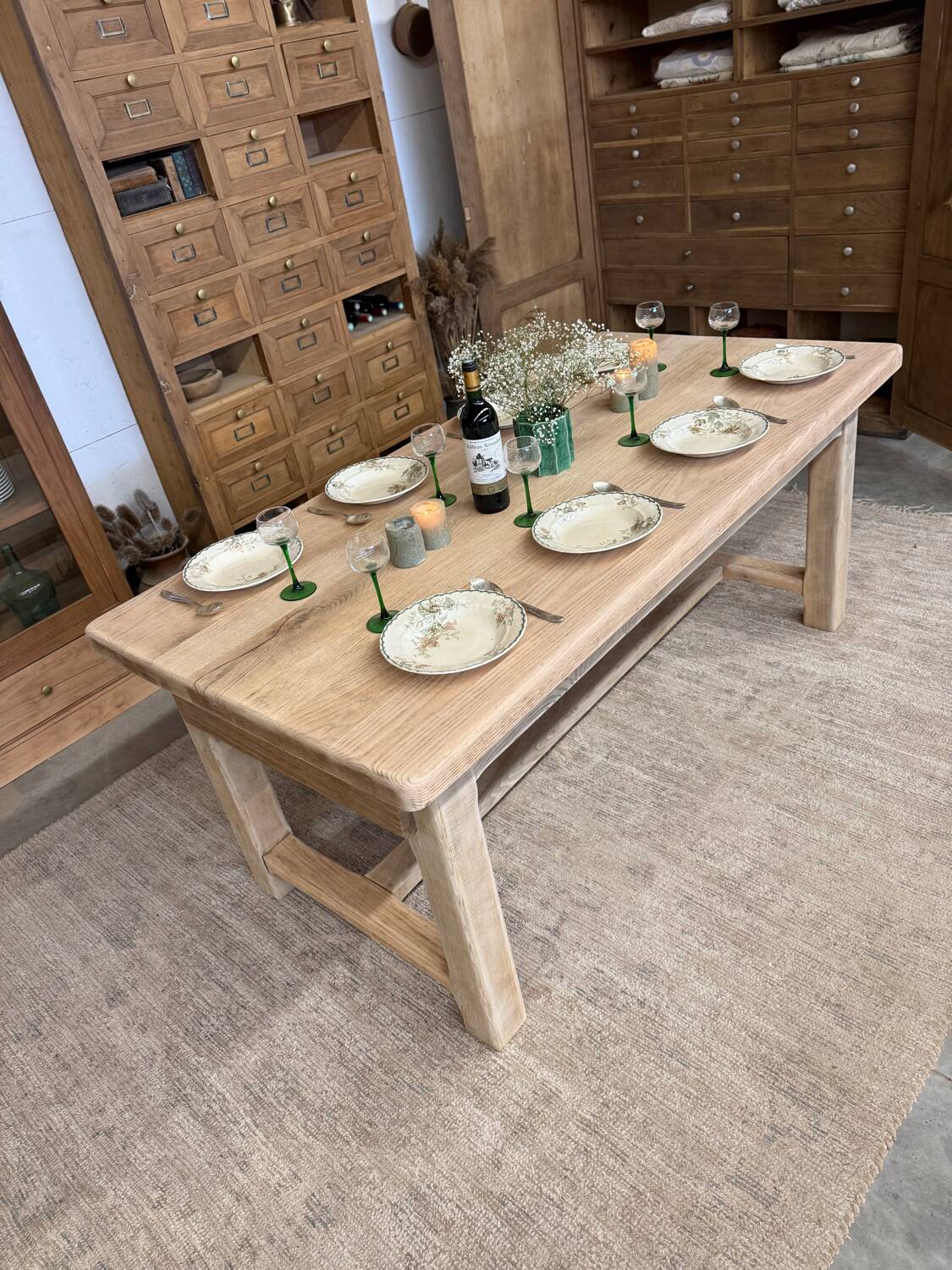 Solid oak table with 2 drawers