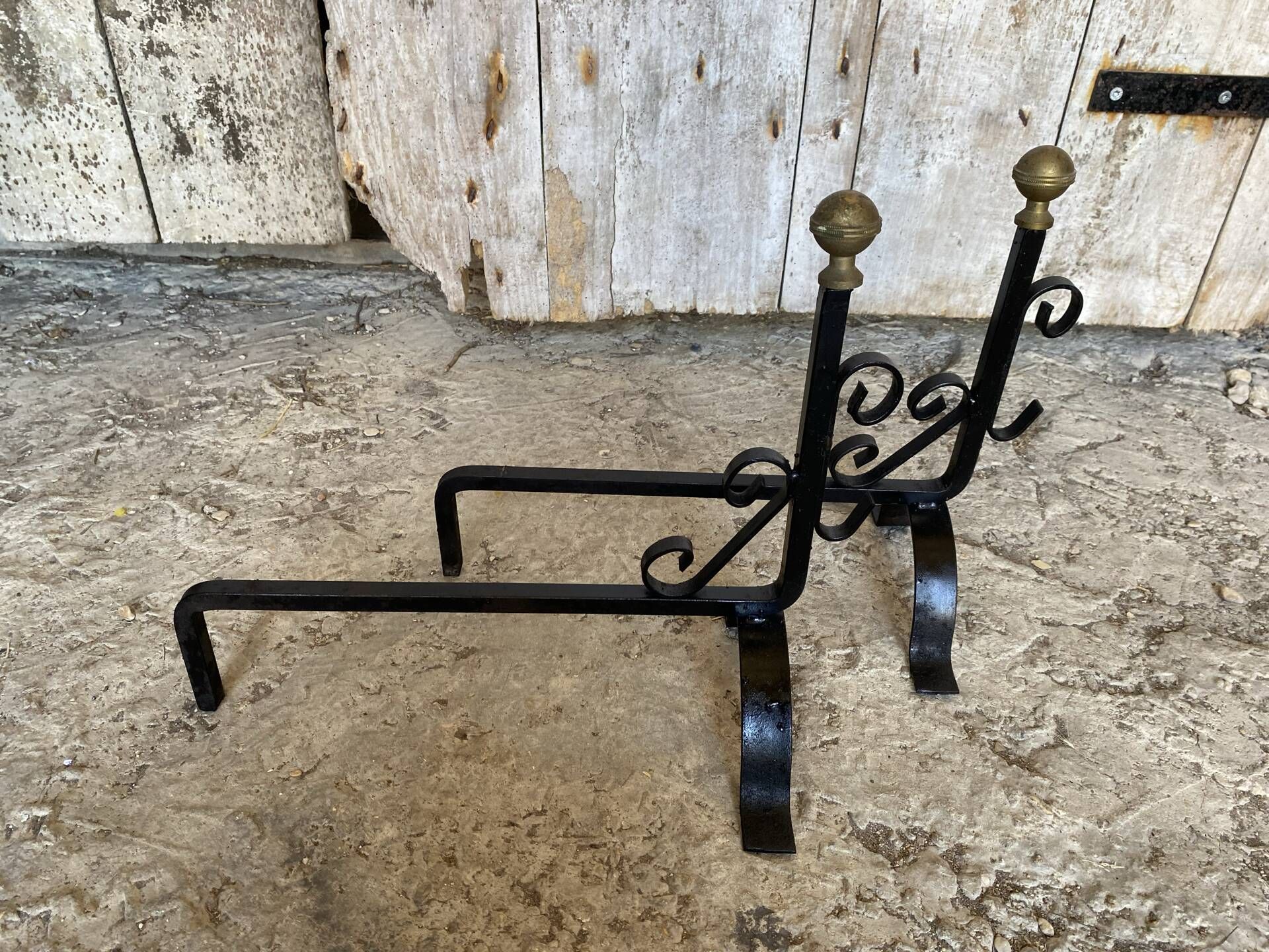 Paire de Chenets Cheminée Fer Forgé Volutes + Têtes Boule Laiton Vinta