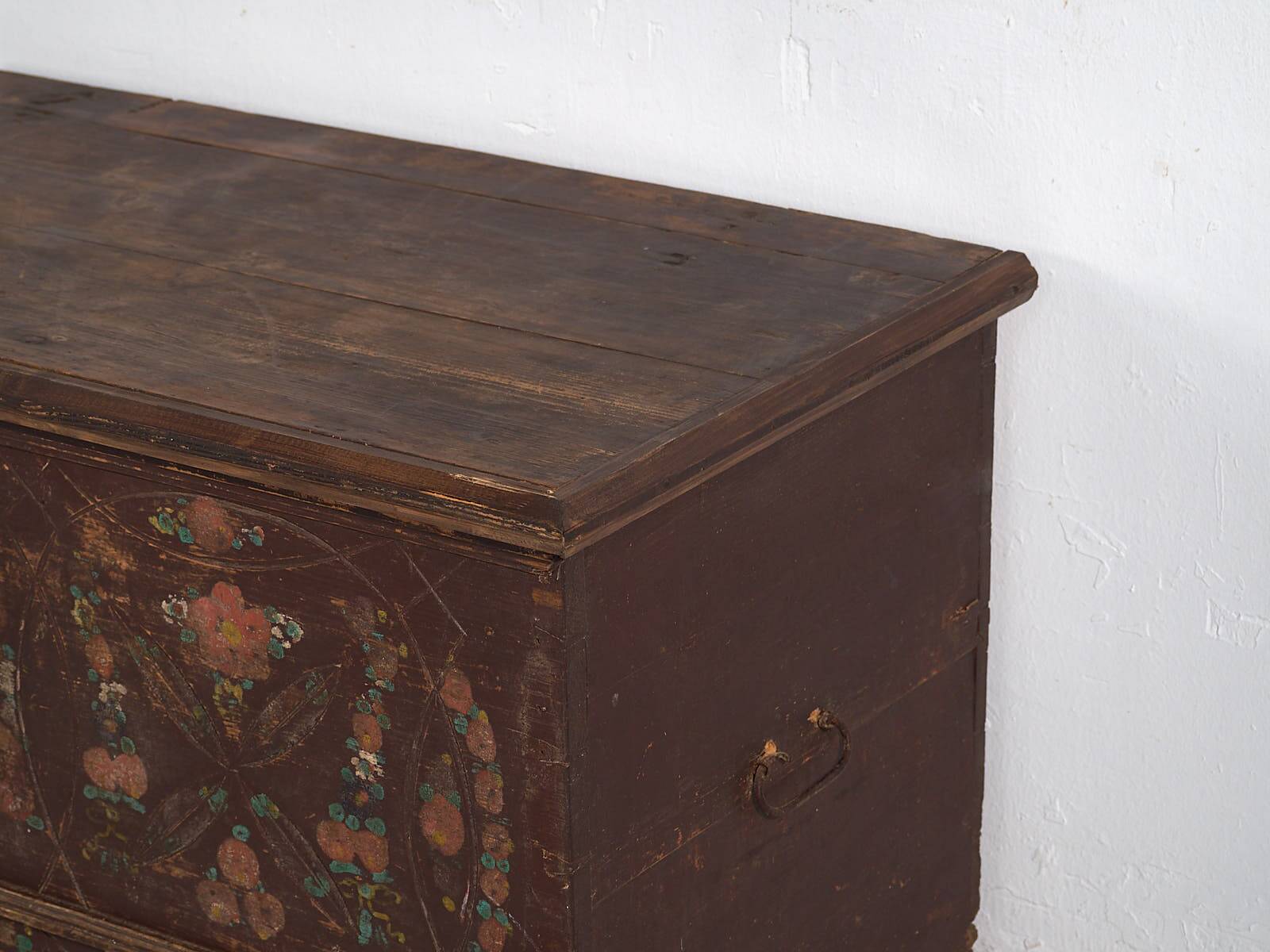 Antique wedding chest with raised plant decoration (circa 1820)