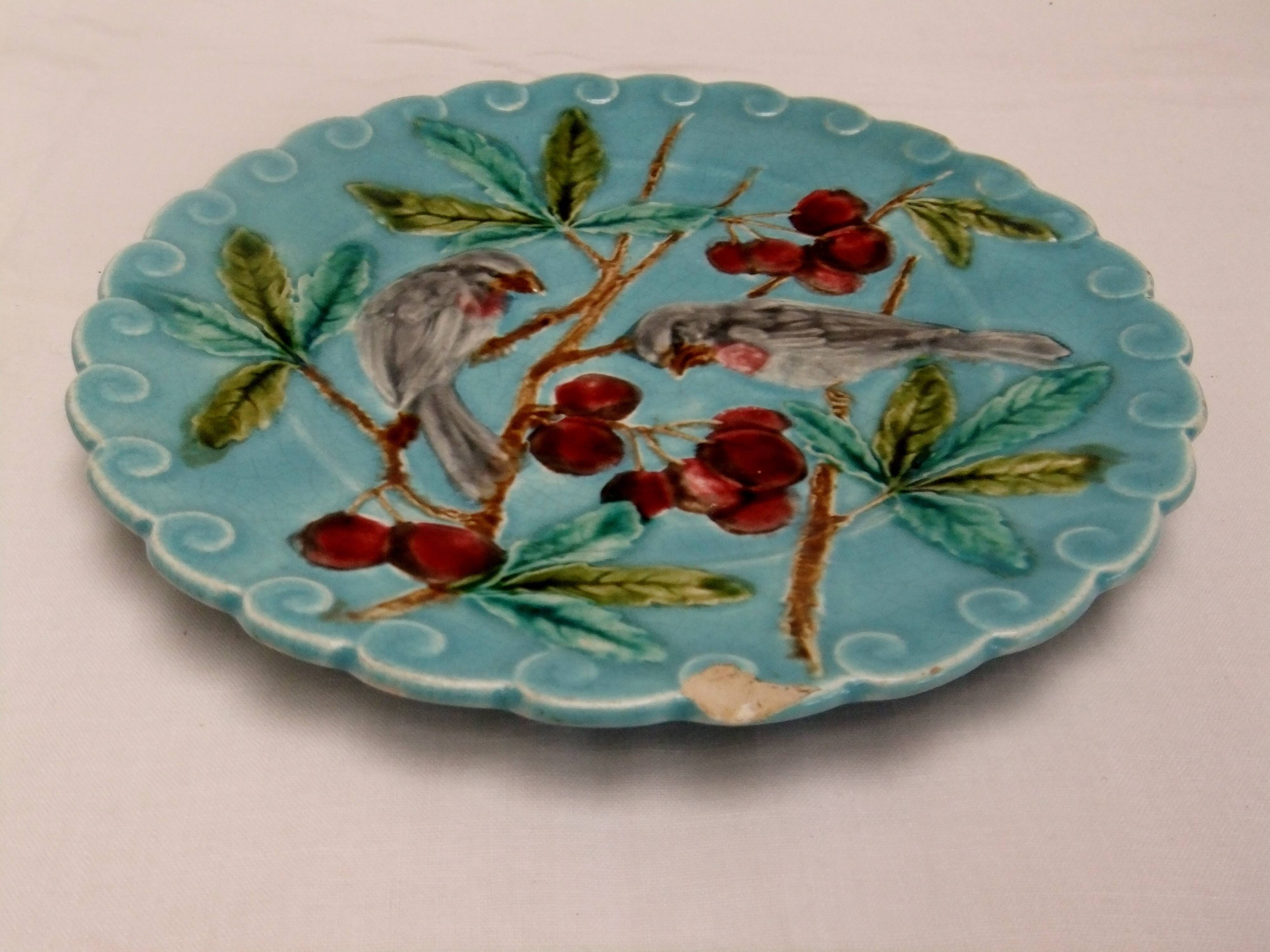 Assiette Barbotine Sarreguemines décor aux oiseaux cerises