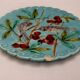 Assiette Barbotine Sarreguemines décor aux oiseaux cerises