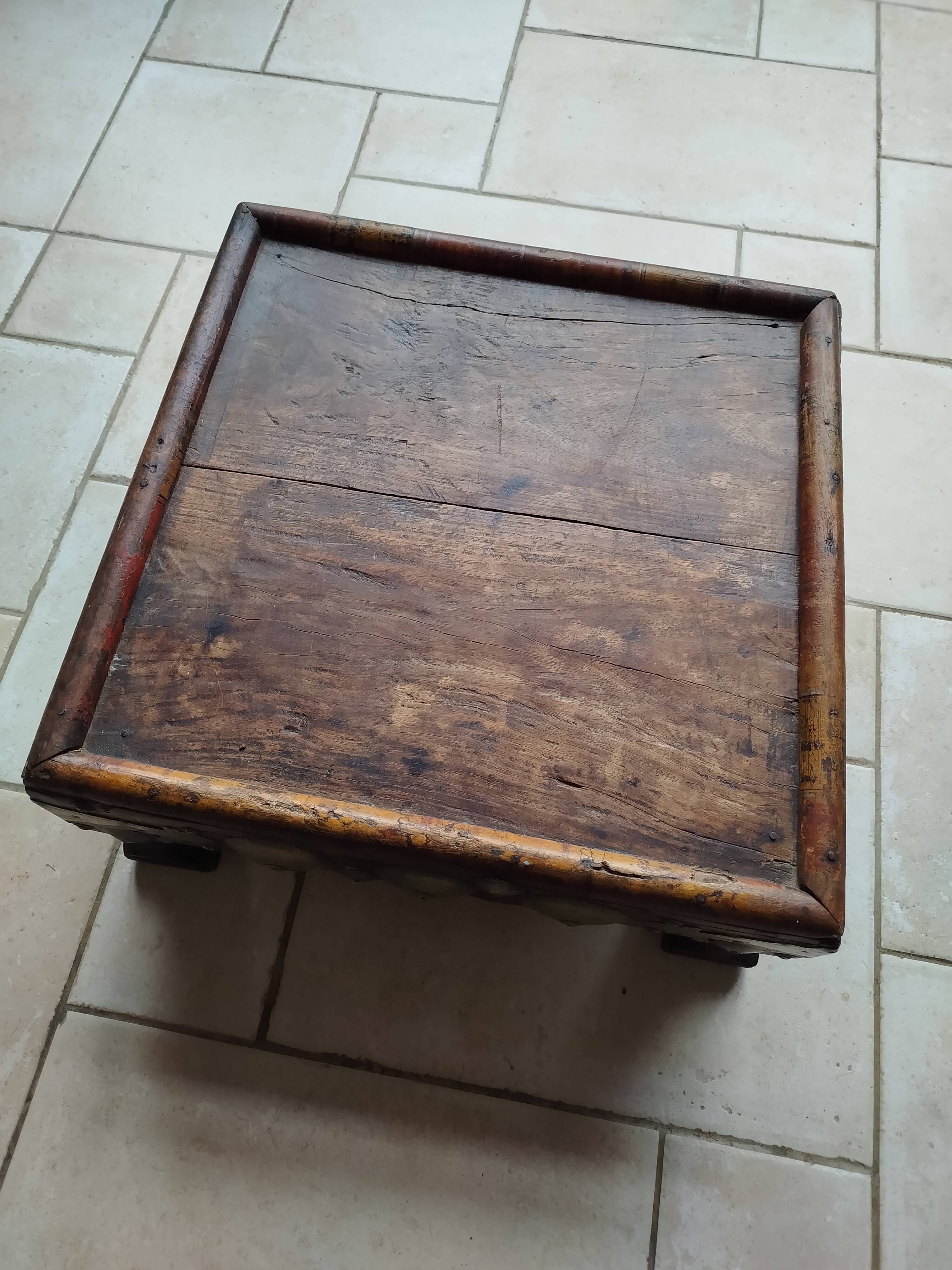 Authentic Bajot coffee table from Rajasthan, 19th century.
