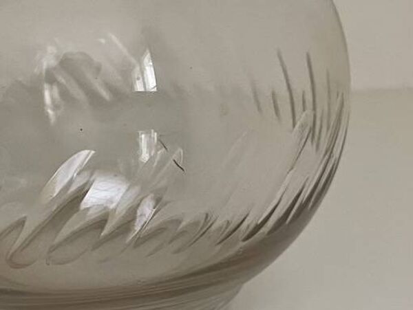 Carafe boule en cristal ciselé ancienne