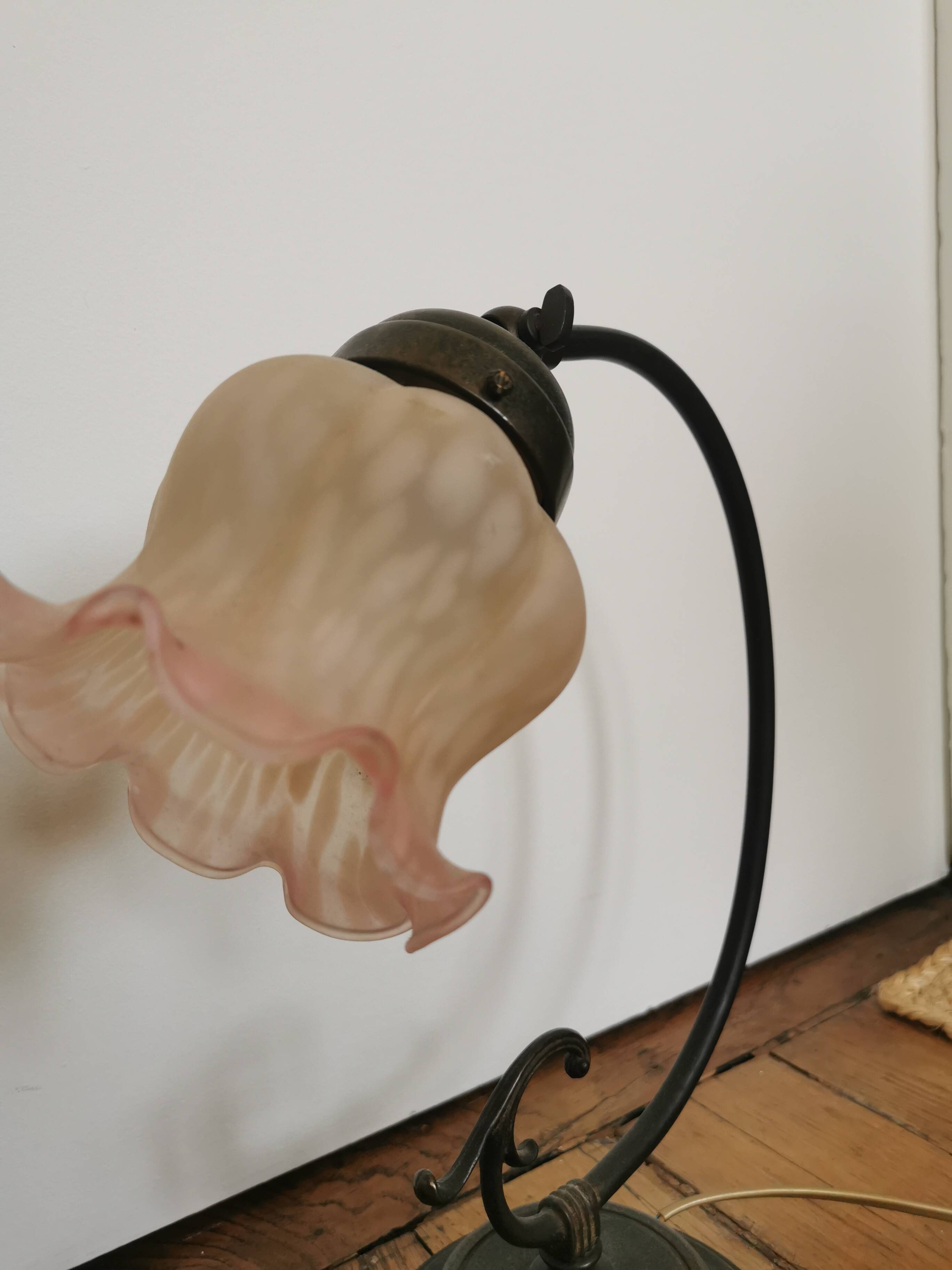 Swan neck table lamp