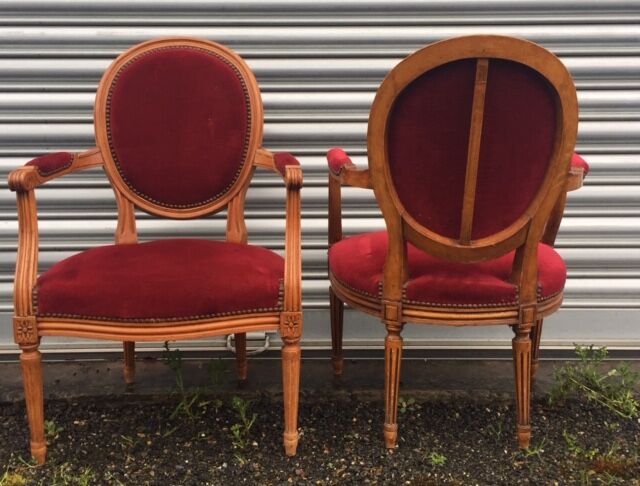 Paire de fauteuils médaillon