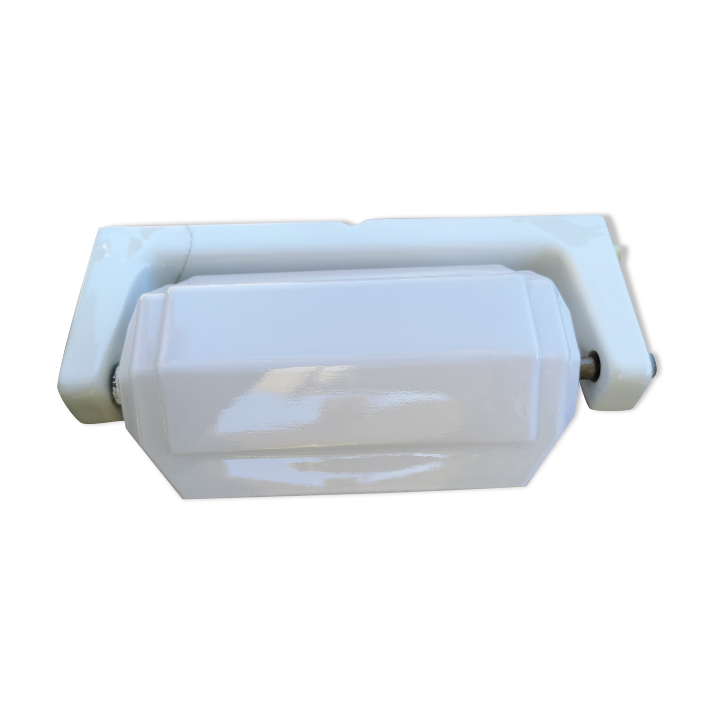 Art deco bathroom apply in porcelain and white opaline