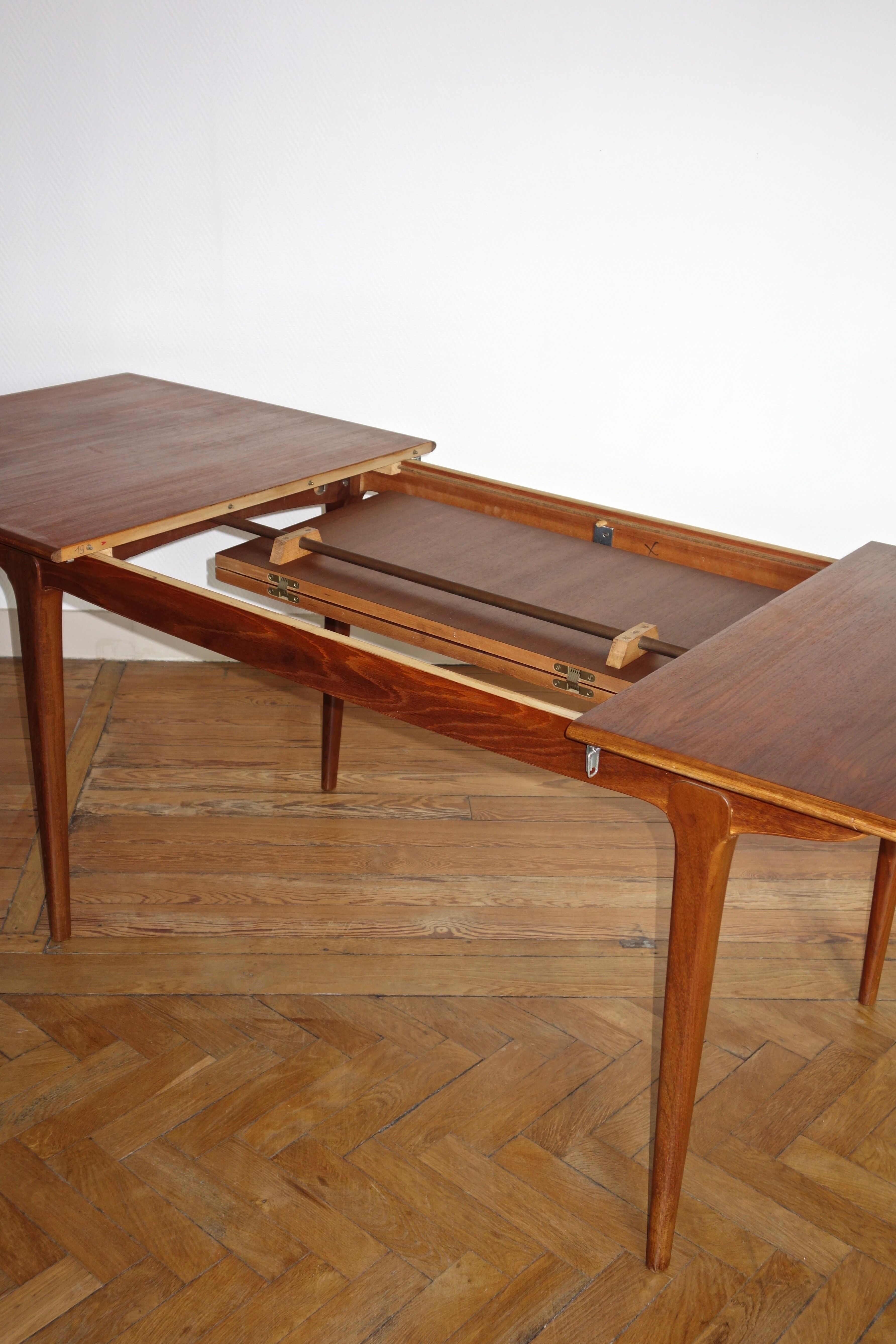 Scandinavian extendable table in teak of the 1960s