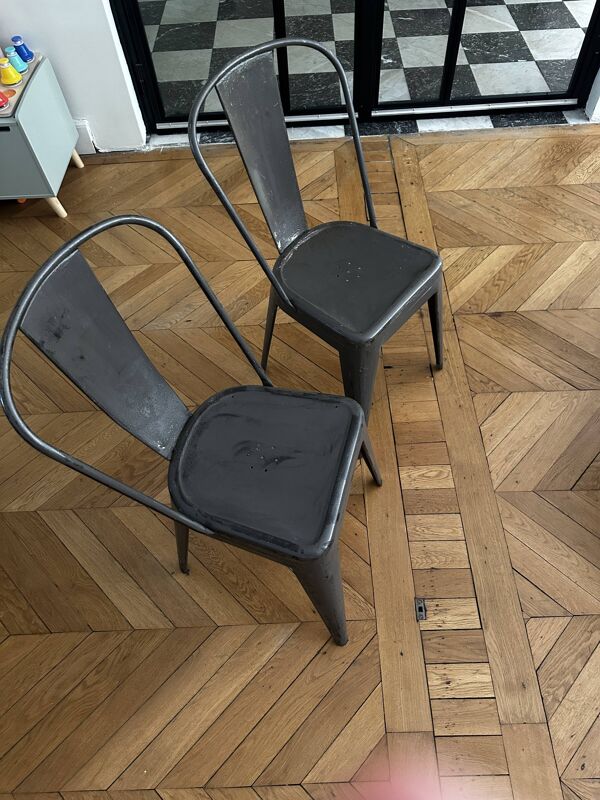 Paire de chaises Tolix modèle A anciennes, dessinées par Xavier Pauchard.