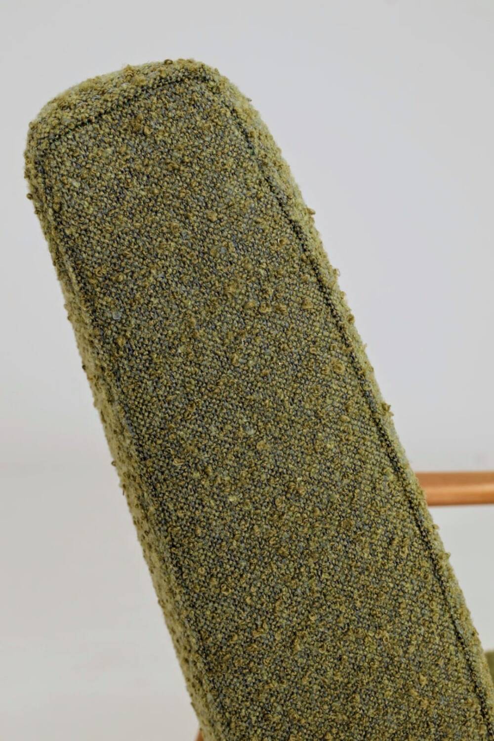 Fauteuil en tissu bouclé vert olive, 1960