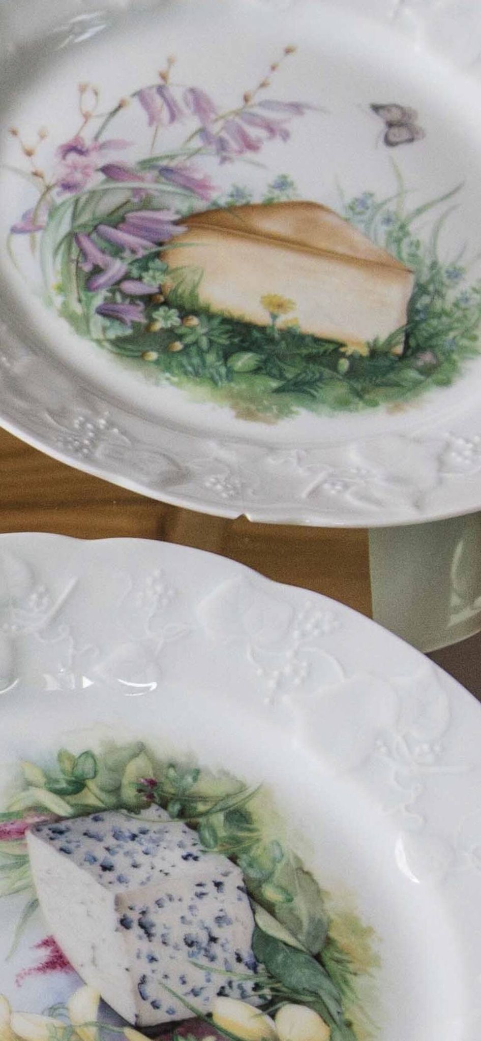 Assiettes à fromage et couteaux