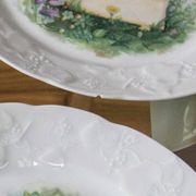 Assiettes à fromage et couteaux