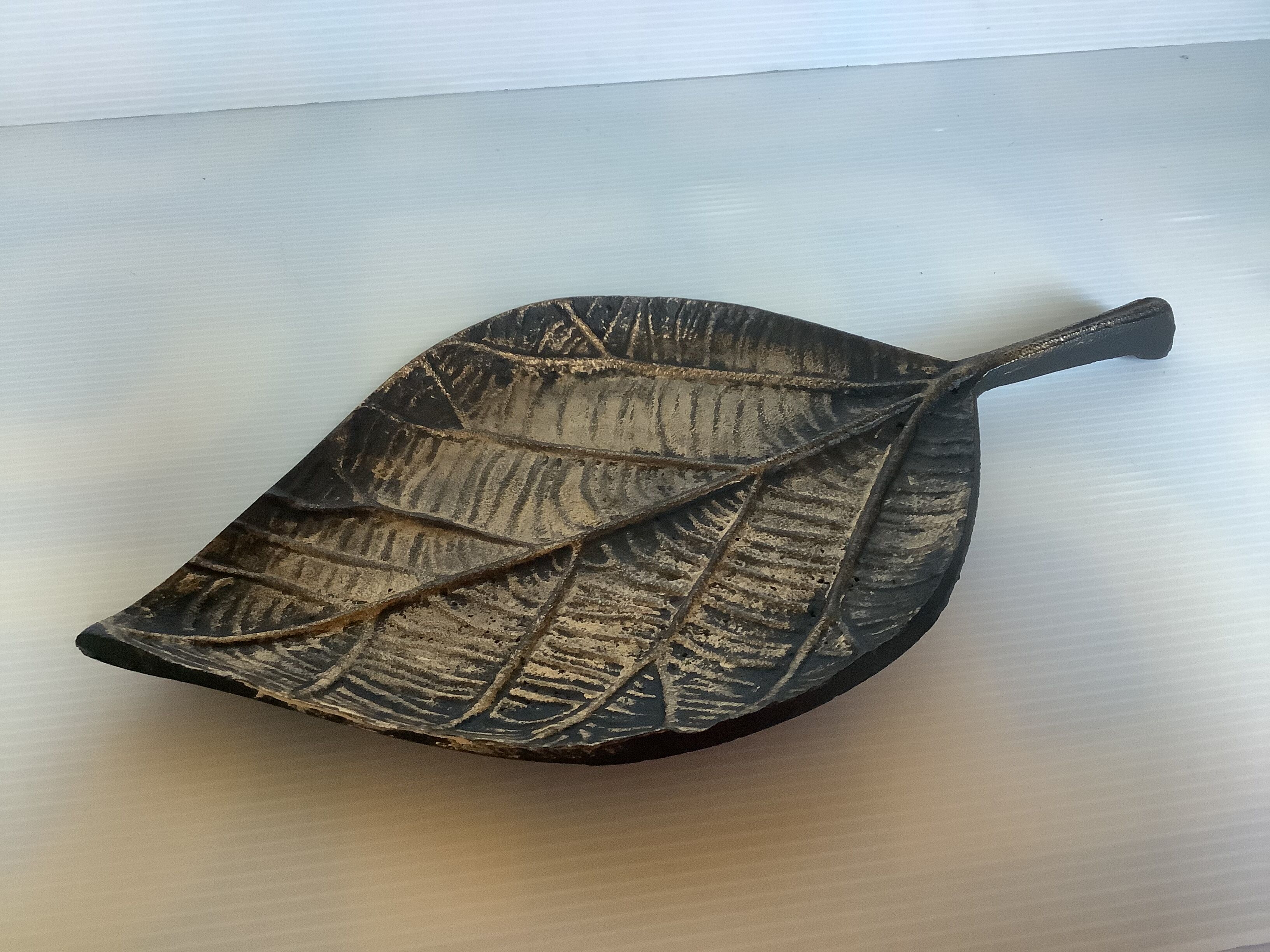 Black and gold leaf empty pocket