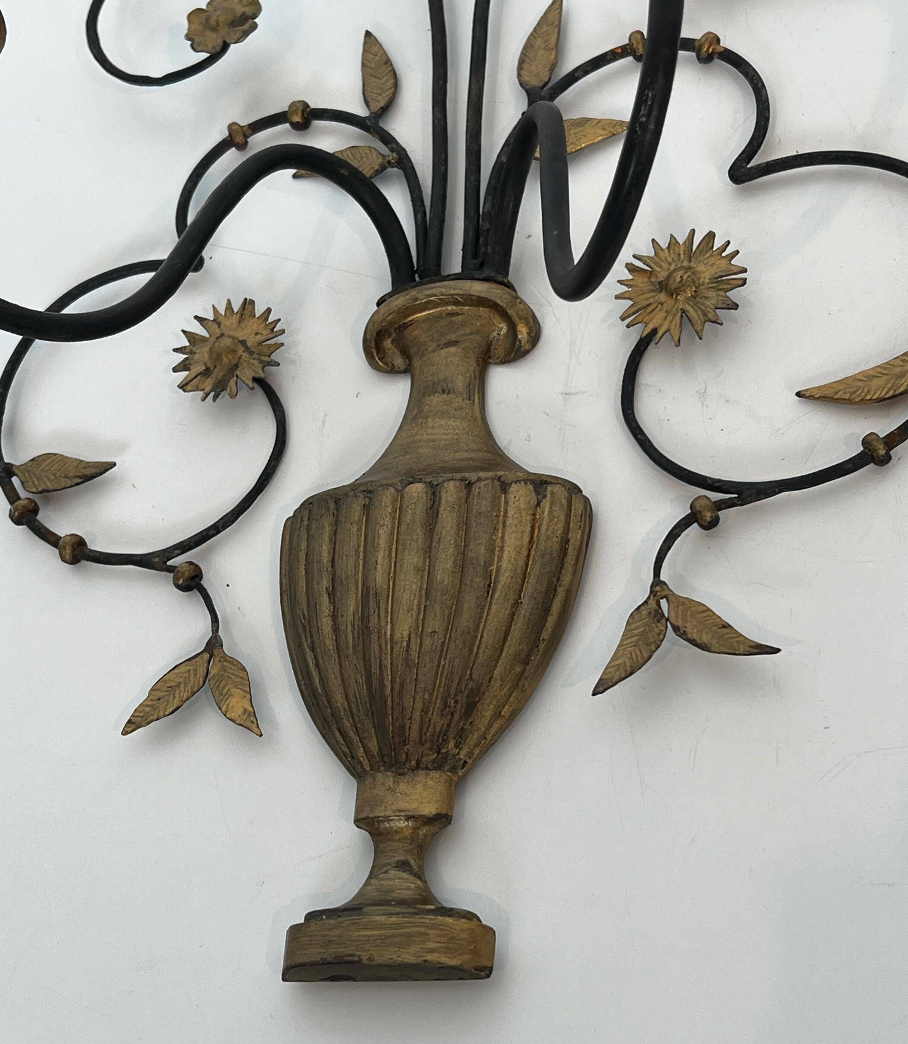 Paire d'appliques en fer forgé et doré représentant un bouquet de fleurs