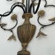 Paire d'appliques en fer forgé et doré représentant un bouquet de fleurs