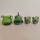 Lot composé d’un pot à lait, d’un ensemble sel/poivre et d’un sucrier