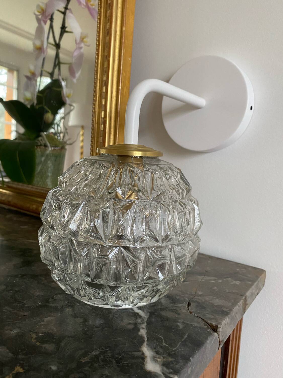 Wall lamp with vintage globe