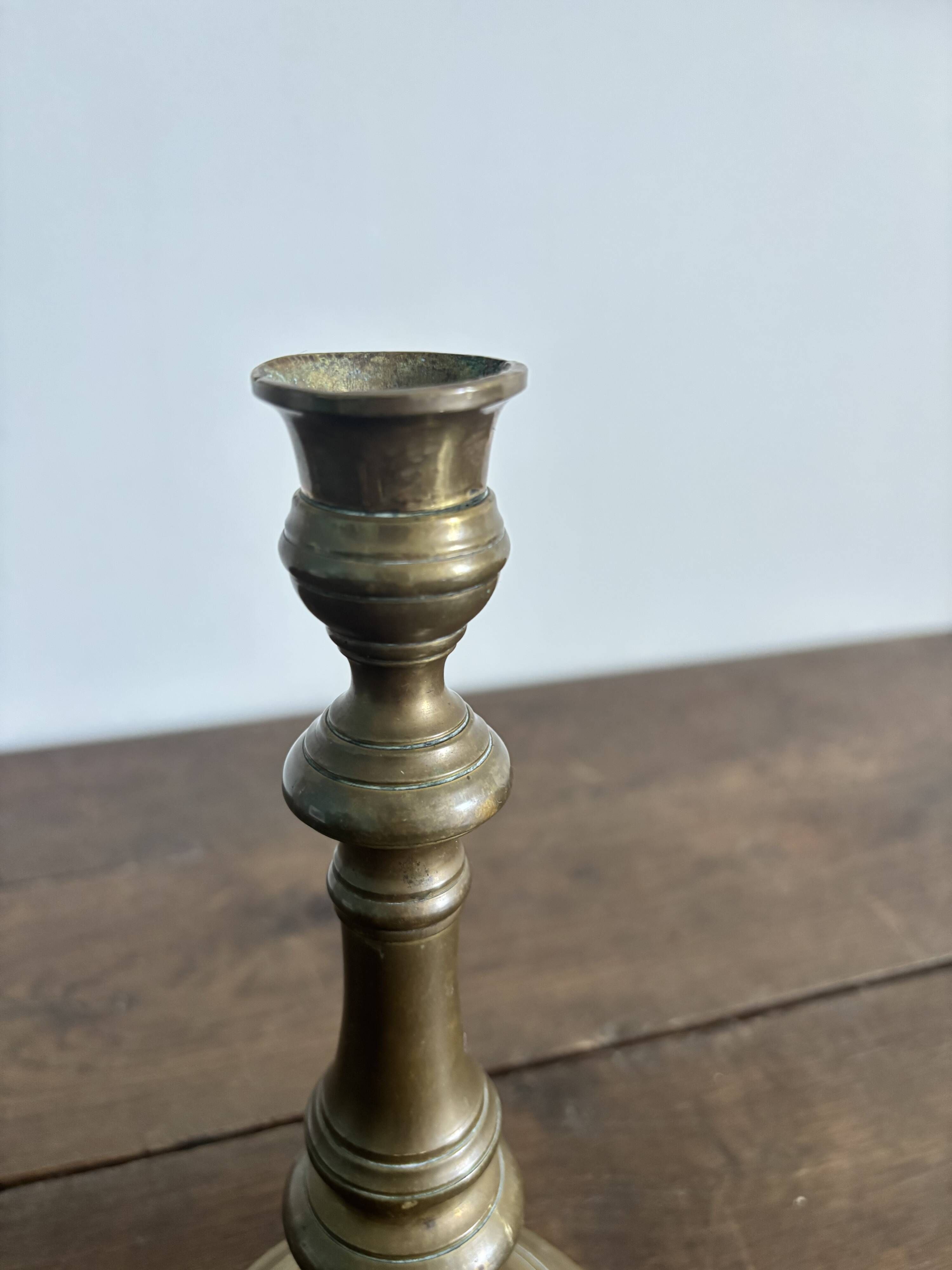 Grand flambeau / bougeoir ancien en laiton – Style Louis XIV