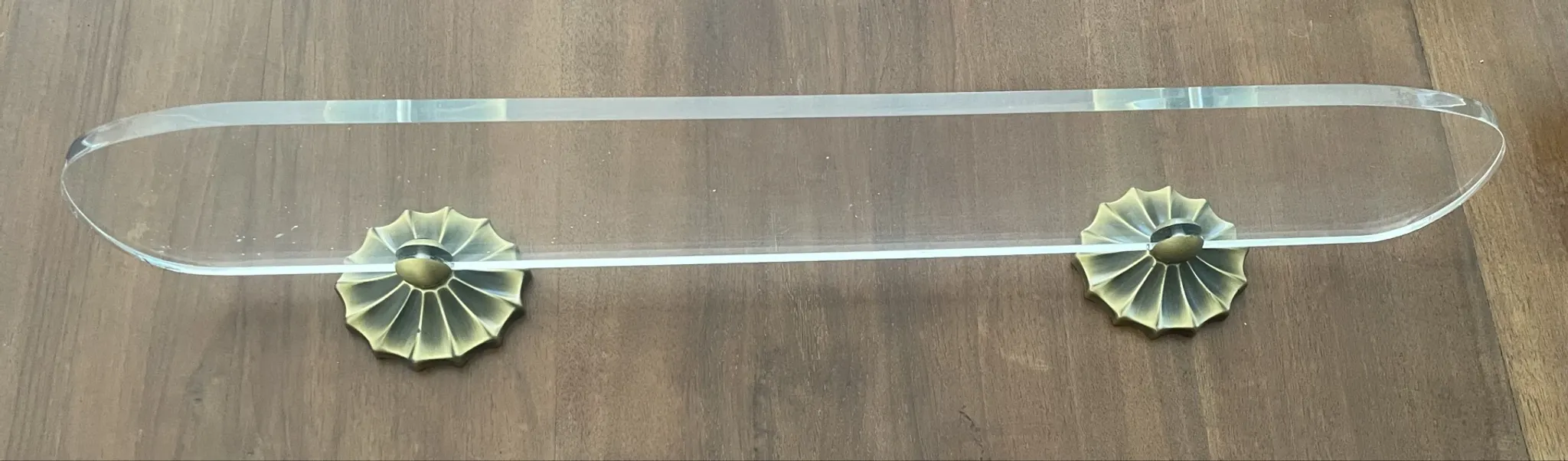 Étagère en lucite et laiton vintage avec ses patères