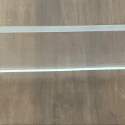 Étagère en lucite et laiton vintage avec ses patères