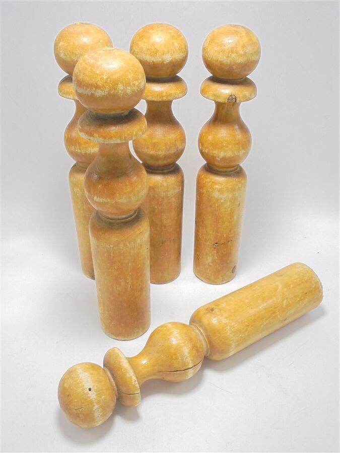 Série de 5 quilles en bois