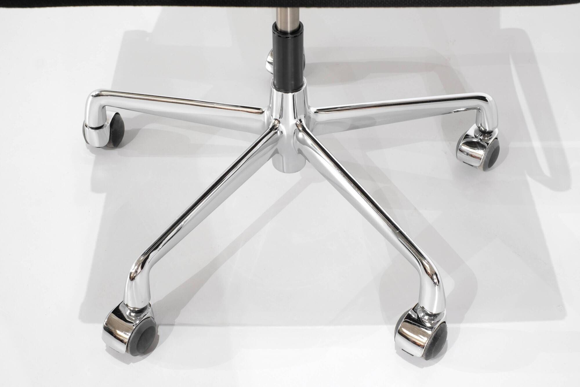 Office chair "EA 117" by Charles Ray Eames for ICF USA, 1969.