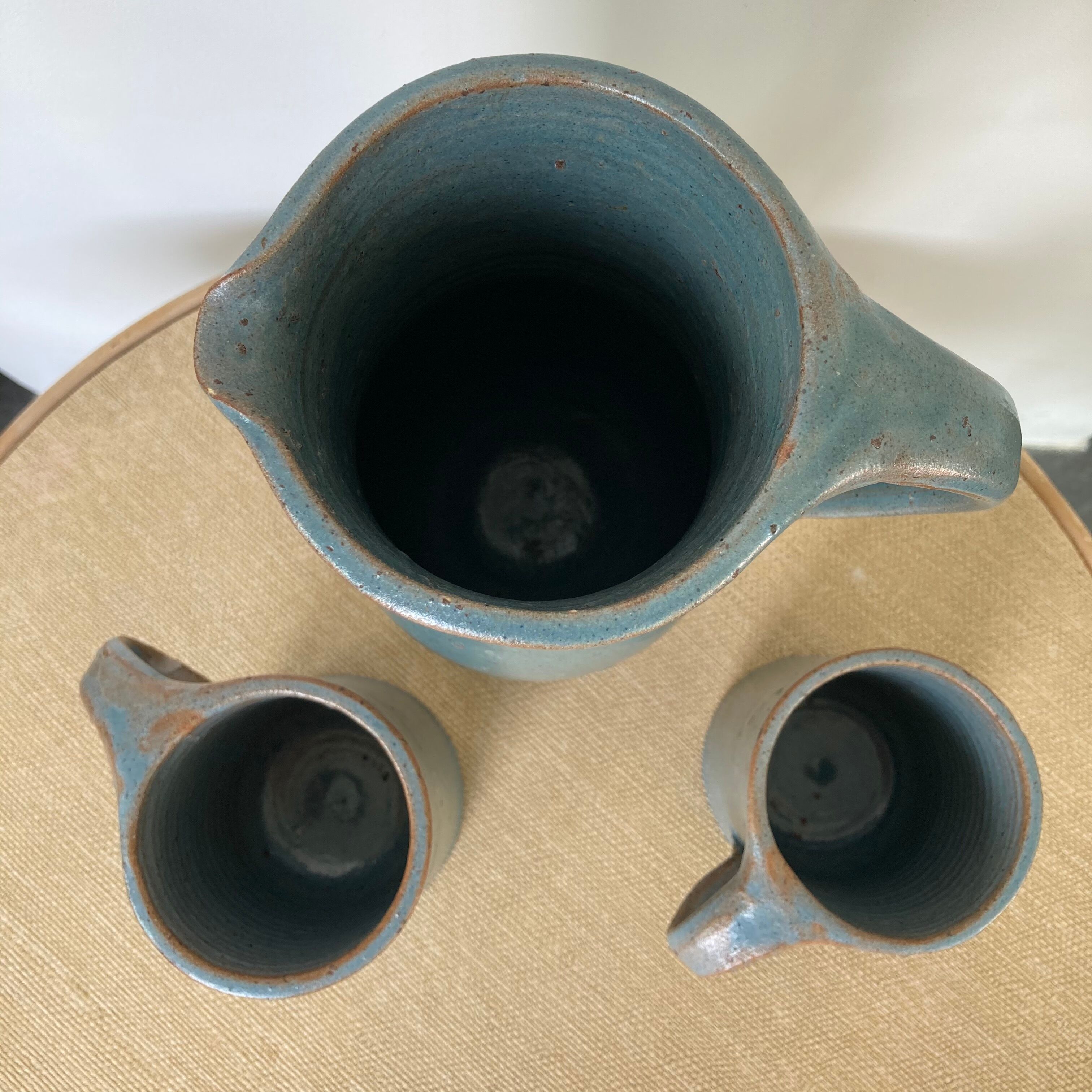 Service sandstone blue pitcher cups